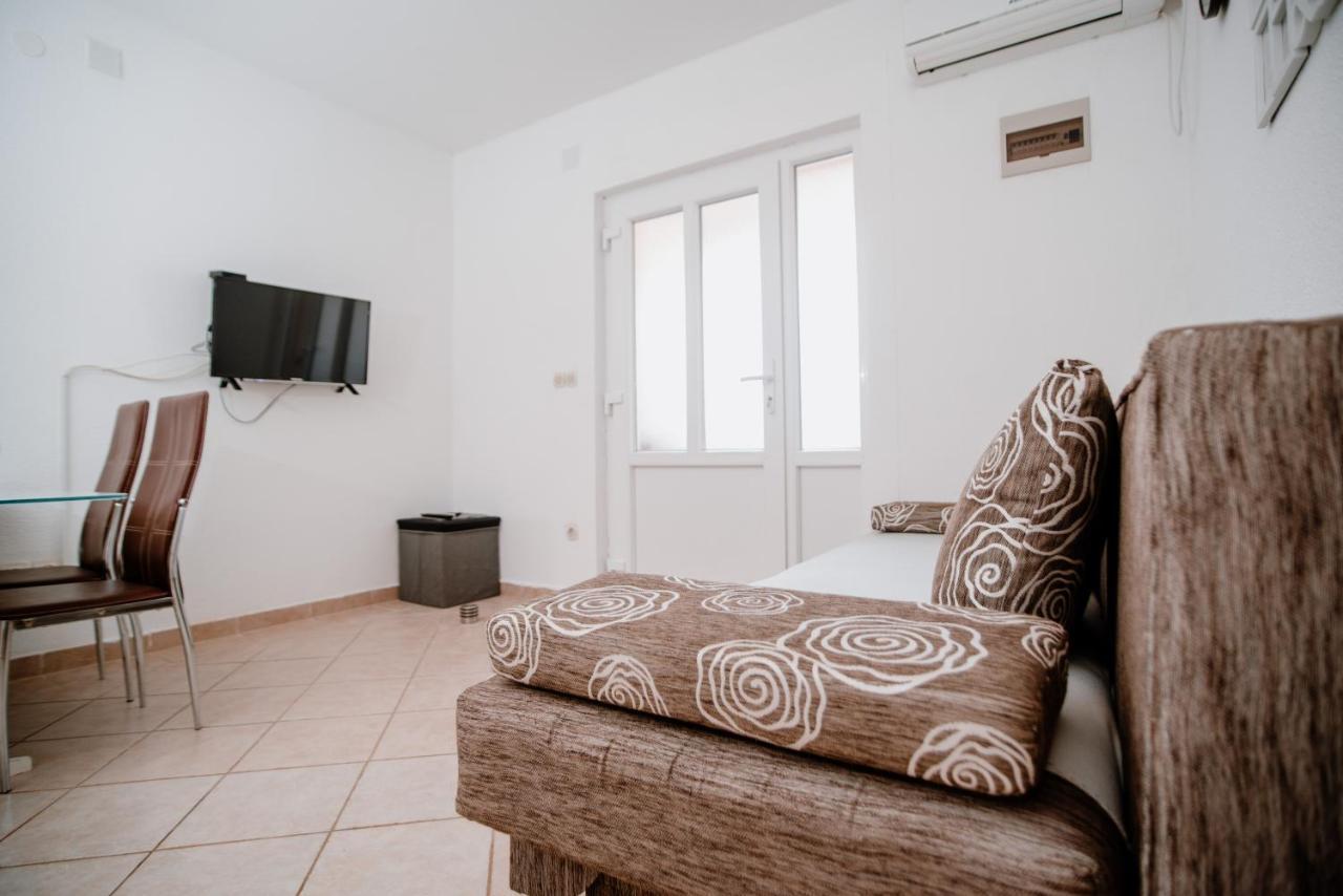 Apartmens Leona Apartamento Karlobag Exterior foto