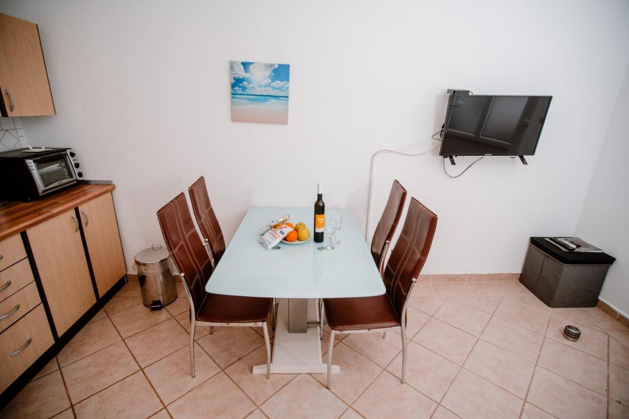 Apartmens Leona Apartamento Karlobag Exterior foto