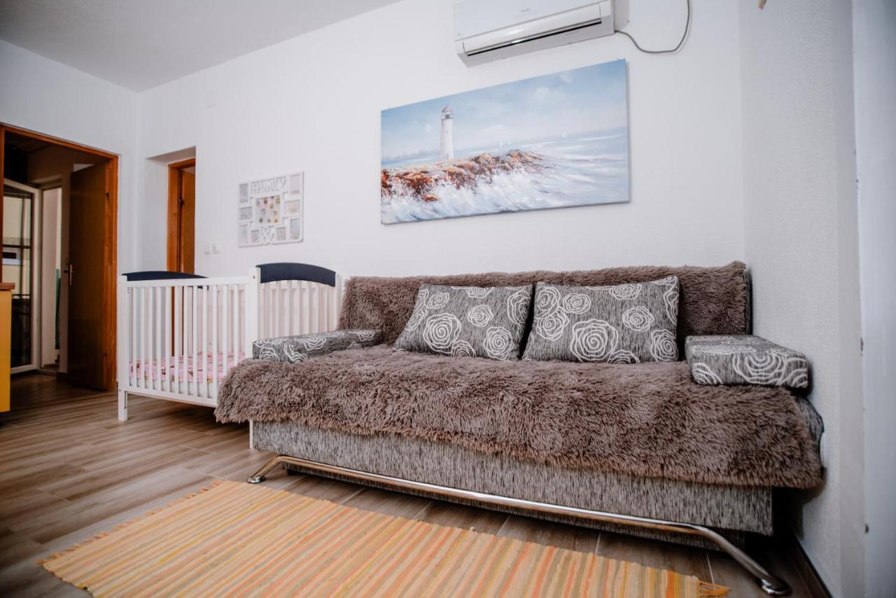 Apartmens Leona Apartamento Karlobag Exterior foto