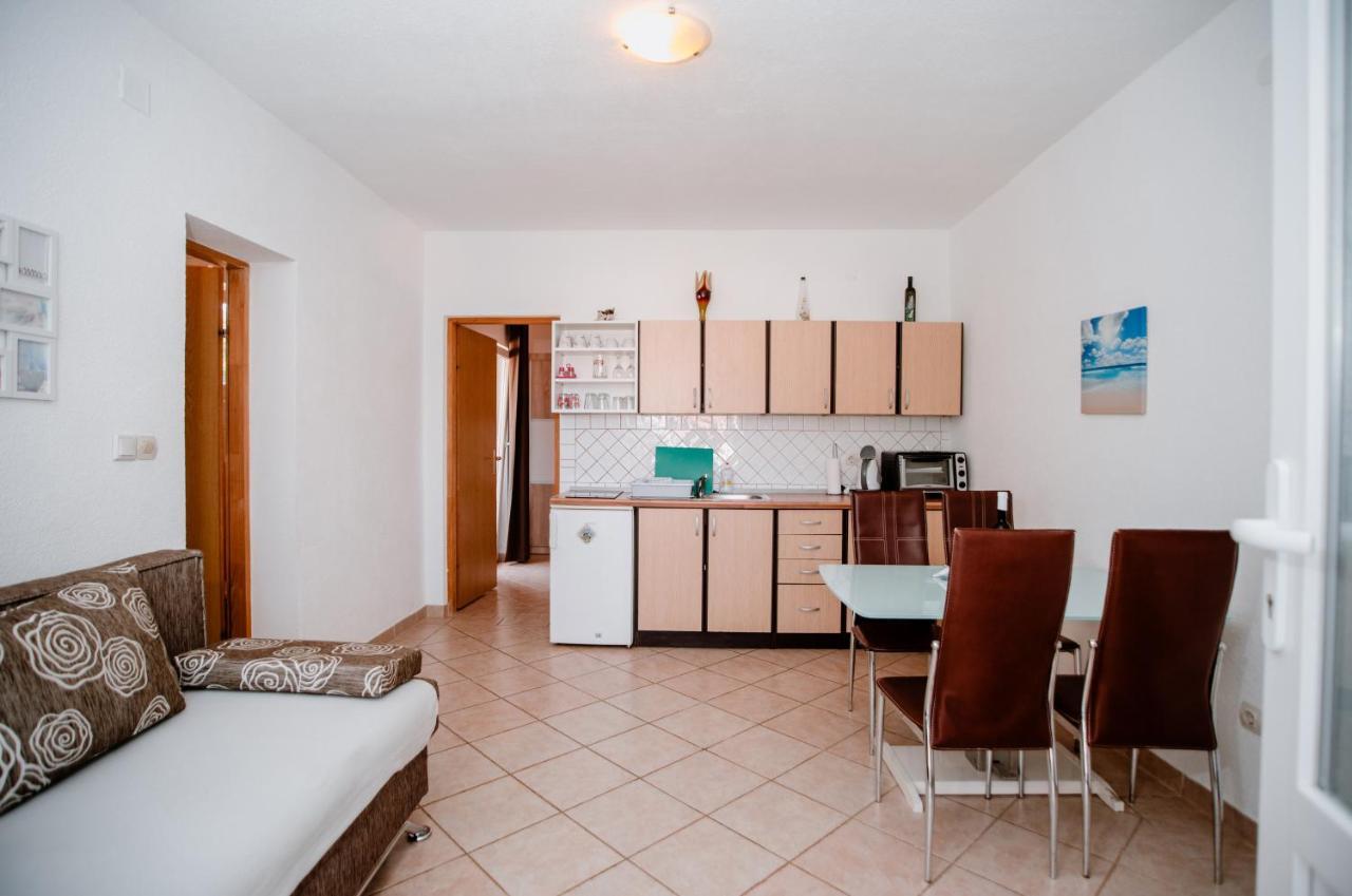 Apartmens Leona Apartamento Karlobag Exterior foto