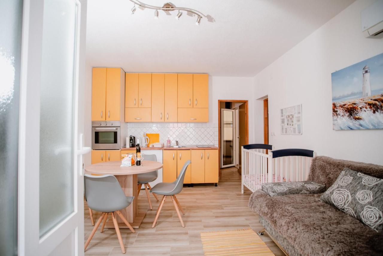 Apartmens Leona Apartamento Karlobag Exterior foto